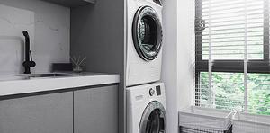 A utility room with a washing machien