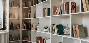A fitted bookcase