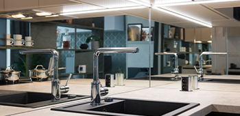 A kitchen with mirrored splash backs